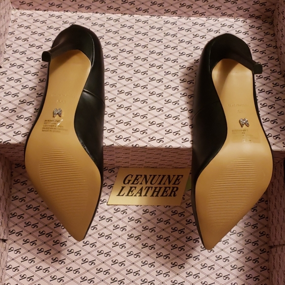 Victoria Secret  4" Leather Point Toe Stilettos - Picture 6 of 8